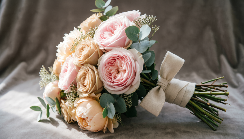 Свадебный букет из роз в нежных оттенках