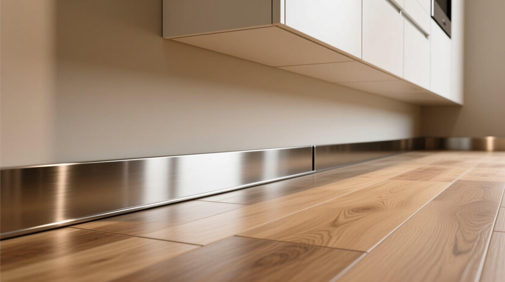 Нержавеющий плинтус в сочетании с линолеумом