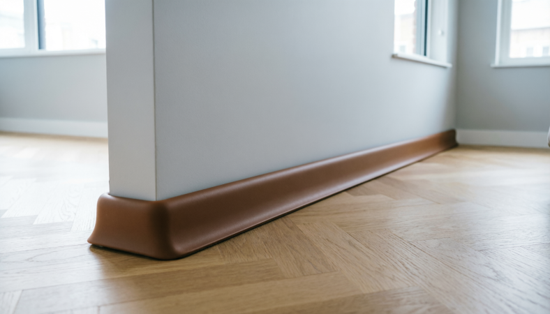 Гибкий плинтус под дерево