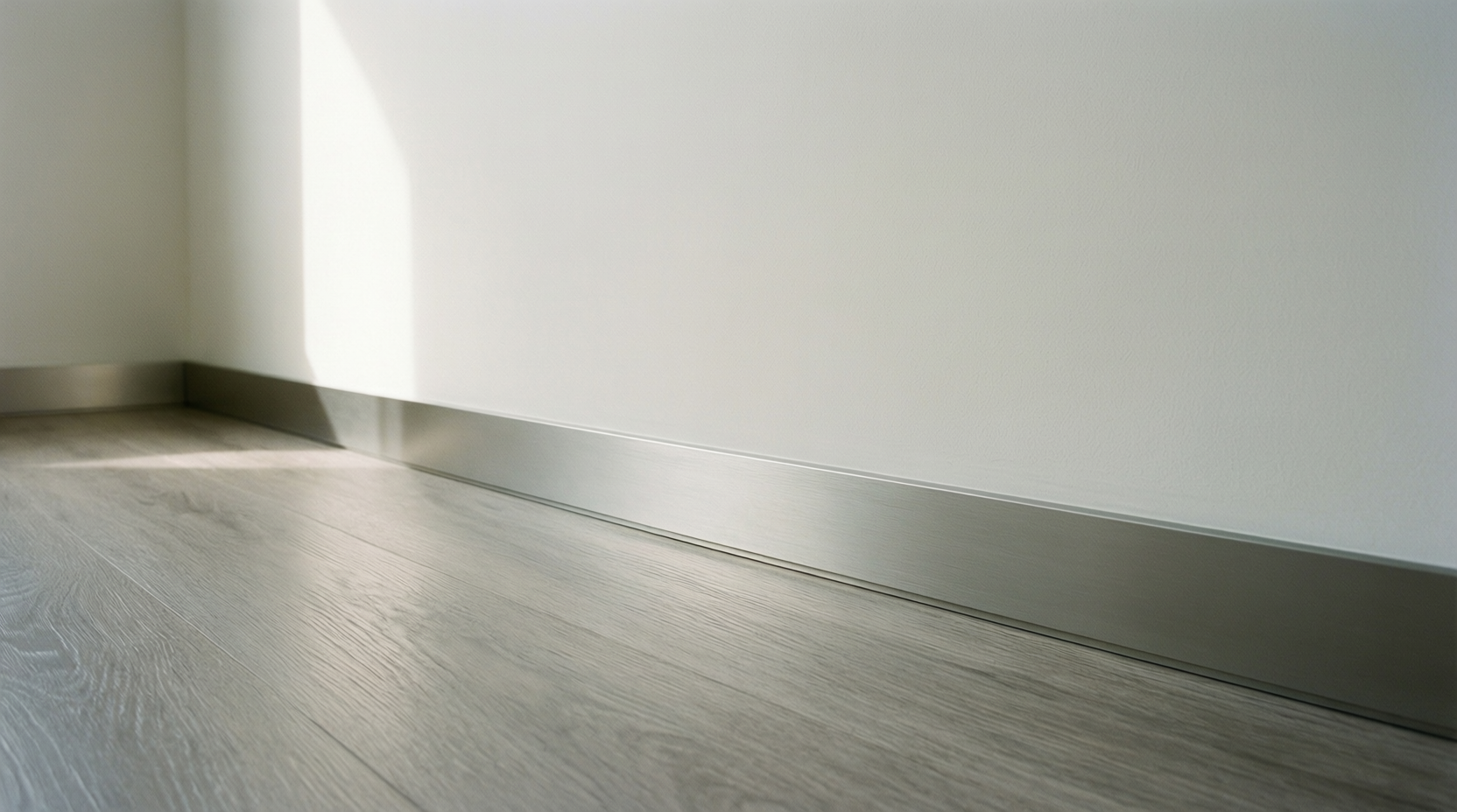 Алюминиевый плинтус скрытого монтажа